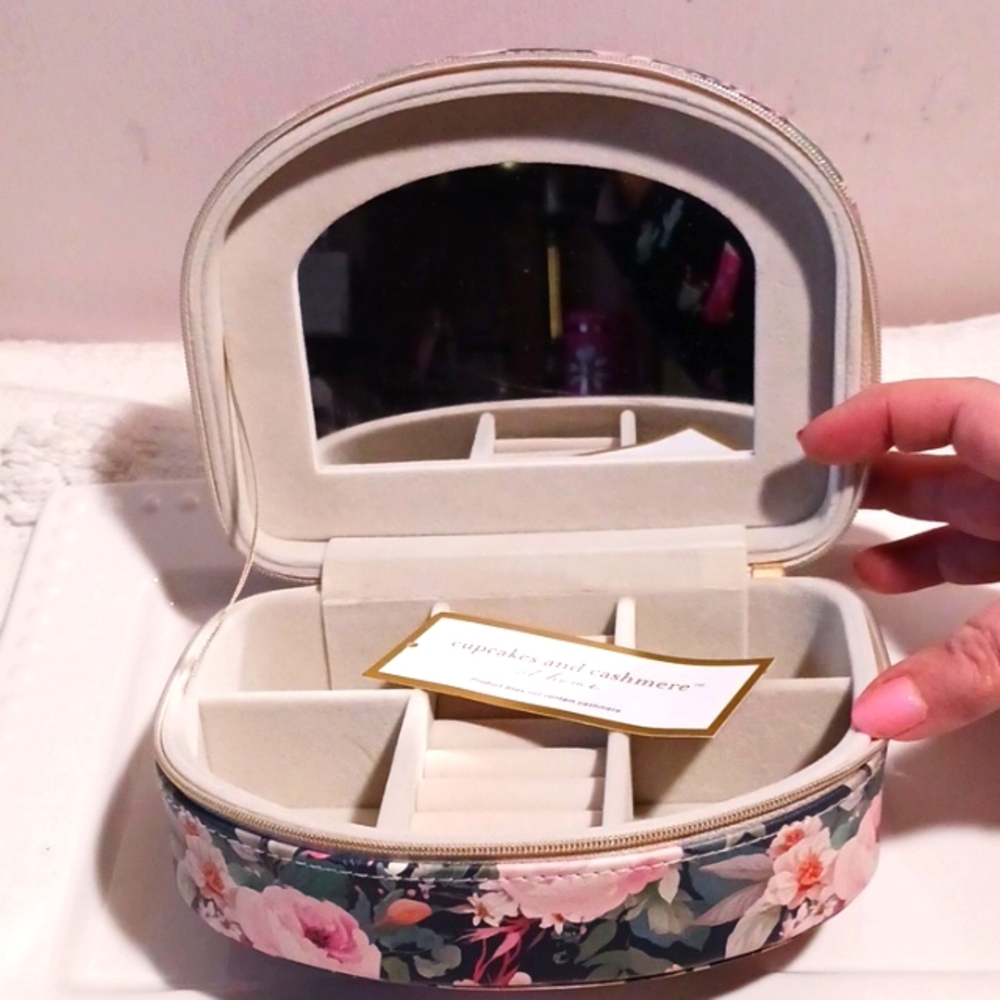 Cupcakes and Cashmere travel/home Mini Jewelry Box 💍📿